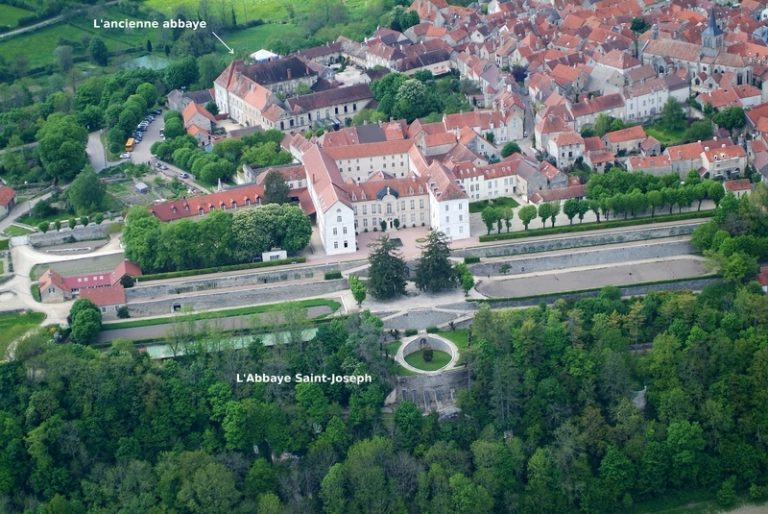 http://192.168.1.201/clairval/images/historique/Village_Abbaye_2_label_big.jpg